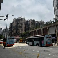 可能是有軌電車、香港太平山和摩天大樓的圖像