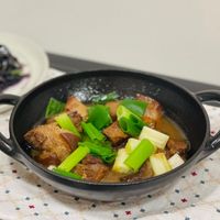 可能是香菇、火鍋、燉小牛膝、豆腐和文字的圖像