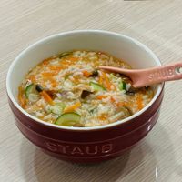 可能是字母湯、粥和顯示的文字是「 STAUBO STAUB 」的圖像