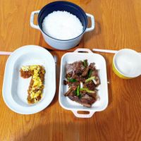 可能是肉排、歐姆蛋和文字的圖像