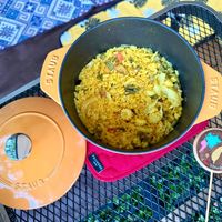 可能是營地、印度香料飯、西班牙大鍋飯和文字的圖像
