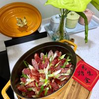可能是生魚片和顯示的文字是「馬 踏生 金」的圖像