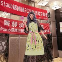 可能是顯示的文字是「 Staub講鎖鍋202 202 Staub集 主委土版鍵销 膠尾牙餐會 主委 土版鍵精 菁靜漬 Staub Staub漢神巨蛋 漢神巨蛋 生 夜東大 시테 URY FAng FAng 」的圖像