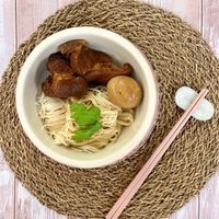 可能是拉麵、麵、香菇和豆腐的圖像