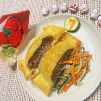 可能是肉餡餅、牧羊人派和顯示的文字是「 J0M staub yo 」的圖像