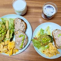 可能是黑麥麵包和豌豆糊的圖像