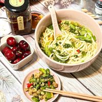 可能是拉麵、粥、義大利麵、炒麵、木湯匙、麵和顯示的文字是「 မ 製 作 STAUB 」的圖像