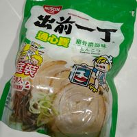 可能是香菇、豆腐、拉麵和顯示的文字是「 NISSIN 以請汽品 活前 INSTANT 出前一— TANTMACARONI MACARONI 通心寶 豬骨濃湯味 Tonkotsu akotsuFlavou Flavoux とんこっ সासব 庭装 6入0 R 」的圖像