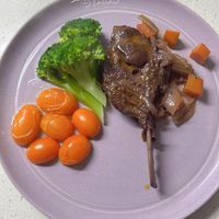 可能是肉排和顯示的文字是「 STAUB 」的圖像
