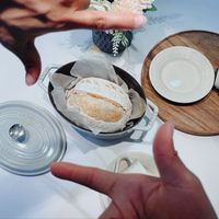可能是法式長棍麵包、咖啡杯和甜點的圖像