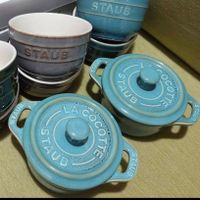 可能是顯示的文字是「 STAUB : TAUB TAUE OCOTT 家 STAUR STAUB STAU STAUS LA SOCOTTE STAUD UP STA မ SAAIS 」的圖像