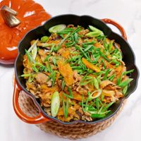 可能是炒麵、香菇、豆腐、麵和炒飯的圖像