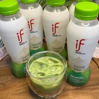 可能是飲料、水藻和顯示的文字是「 if if SENSATION if 노B데스기TON Coconut Water CocoTuu Watel if SENSATION LOCAL_ Coconut ater 100% 100%NATURAL NATURAL Ereharvativas NEYCONTEN1.300mk vativas GONTEN ONTENT 」的圖像