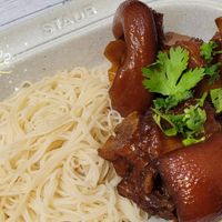 可能是麵、炒麵和文字的圖像