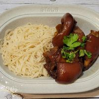 可能是麵、炒麵、義大利麵和文字的圖像