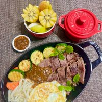 可能是‎肉排和‎顯示的文字是「‎心 TT T ጃ SA AO STAUB لرة ትቃ A 3ΠνΙ SA‎ 」‎‎ 的圖像