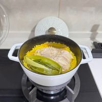 可能是北非小米飯、燉小牛膝、西班牙大鍋飯和印度香料飯的圖像