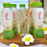 可能是椰子、飲料和顯示的文字是「 if LOCAL SENSATION if iftifmnif mif if MENAr LNsanG ۵ if LOCALI SENSATION Coc Wati Coconut Water Docor Coconut Water 100% 100%NATURAL NATURAL Nop preservative: NET CONTENT 350m NETCONTENT350T Hopresaraives350ml mL 100% 100%NATURAL ATURAL NETCONTENTSOR No preservatives reservat NET CONTENT 350ml 」的圖像