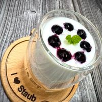 可能是甜點和顯示的文字是「 Staub Sisnp Staub 」的圖像