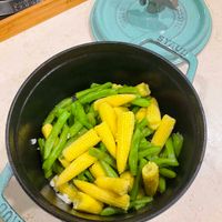可能是豆煮玉米的圖像