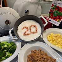 可能是鬆餅機、炒飯和顯示的文字是「 SUAIE SUUUU 2025. 我Staub Staub STAUB STAUB STAUB* STAUB ጋብሄም EOVIS 6Aw STAUE 」的圖像