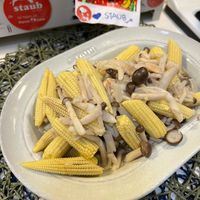可能是香菇、拉麵和顯示的文字是「 staub staub STAUB, STAUB 」的圖像