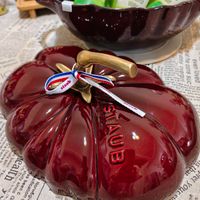可能是餐巾環和顯示的文字是「 SENSATION Coconut Nbter Wator Coconut Water Coconut Coconut ዮጽ staub 800 even 肉 Αρη រ្ក្ព STAUB 8 aжaKHa eл SIUO ays าบ padda or Siie seu Sesne มอรนยุ ε6иη II าวห WPIAR cal tittle ittlethe said when Espec volume Of three-part No robber age sreen Diographi 」的圖像