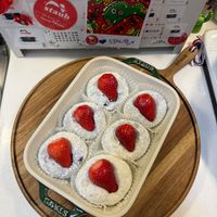 可能是草莓、蛋糕和文字的圖像