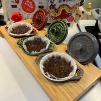 可能是泡茶器、研磨機和顯示的文字是「 Staub staub staub STEUB cnes 」的圖像