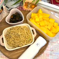 可能是炒麵、義大利麵和文字的圖像