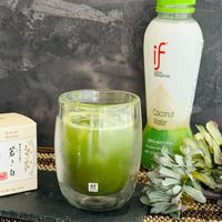 可能是飲料、水藻和文字的圖像