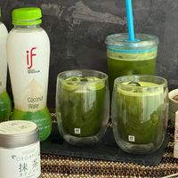 可能是飲料、水藻和文字的圖像