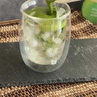 可能是水藻和飲料的圖像