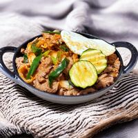 可能是炒飯、豆腐、西班牙大鍋飯和文字的圖像