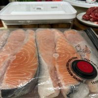 可能是壽司、生魚片和煙燻鮭魚的圖像
