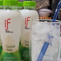 可能是飲料和顯示的文字是「 if LOCAL SENSATION if LOCAL SENSATInr inar Coc COI Wat Watsel शरर Coconut Water 100%N H&T Nopresen TCONT 100% NATURAL No preservatives NET CONTENT NETCONTENT350mL 350 mL 」的圖像