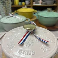 可能是顯示的文字是「 STAUB ST 」的圖像