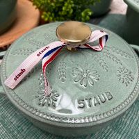 可能是顯示的文字是「 COCO staub staub 养 00 STAUB 」的圖像