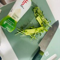 可能是食物和顯示的文字是「 SENSATION SERESATION LOCA if S E9 Water Coconut N No No preserv preserva 100% NET NE presen vatives NATURAL CONTENT vatives CONTEN 350 ml W U 」的圖像
