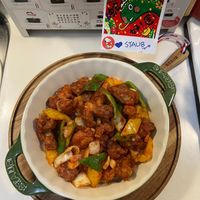 可能是快炒和顯示的文字是「 staub 2025. stanh staih -00 STAUB 」的圖像