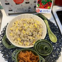可能是炒飯、印度香料飯、炒麵和文字的圖像