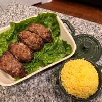 可能是北非小米飯和烤羊肉串的圖像