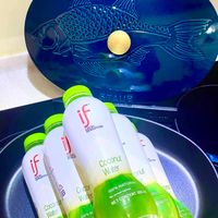 可能是美髮產品和顯示的文字是「 if SENSATION ON SEFSA if SENSĂTION SATON 9 Coconut Water onut NATURAL 100% preservatives No NET preserv CONTENT 350ml Cocor Water conu IRAL. 350 MTIL 100% 100%N N reserv NET COCO! Water 100% NATURA 香所 የኢማሪያትርውም፡ NET NETCONTENT ดต ANTENS รวยน 」的圖像