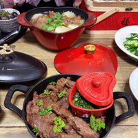 可能是肉排、火鍋和文字的圖像