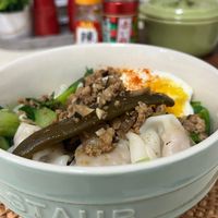 可能是粥、水波蛋、拉麵和顯示的文字是「 ST AUB AUE AU 」的圖像