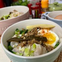 可能是豆腐、拉麵、水波蛋和粥的圖像