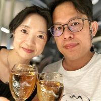 可能是一或多人和香檳的圖像