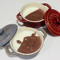 可能是顯示的文字是「 ማረ STAUB STAUB TAUS COCOTTE STTE COTTE 4 STAUD AUO STA SEAUS 」的圖像