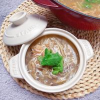 可能是顯示的文字是「 2h STAUB STAUB σTΑύο UB ETAUE 」的圖像
