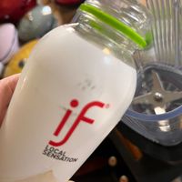 可能是美髮產品、飲料、椰子和顯示的文字是「 if SENSATION OCAL LOCAL LOCALTION 」的圖像